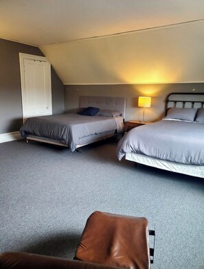 2 bedrooms, in-room safe, desk, iron/ironing board
