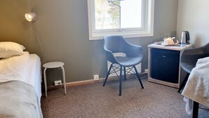 A hotel room with a bed, a desk with a chair, a small table, and a window. - KROKSTRAND FJELLPARK (Mo-I-Rana)