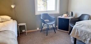 Doppelzimmer (Shared bathroom) | Pillowtop-Betten, schallisolierte Zimmer, Bügeleisen/Bügelbrett