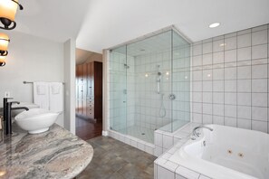 シャワー、ヘアドライヤー、タオル