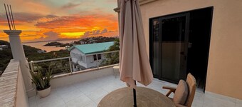 Sunset Hideaway Suite - Oceanview/central to Cruz Bay 