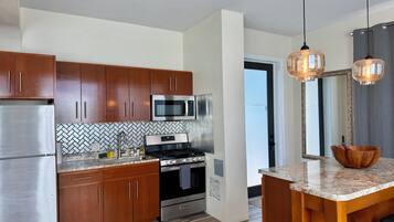 Réfrigérateur, micro-ondes, four, plaque de cuisson