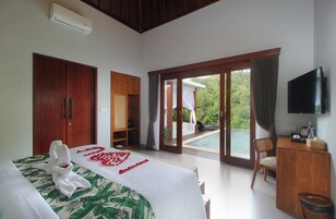In-room safe, blackout drapes, iron/ironing board, free WiFi