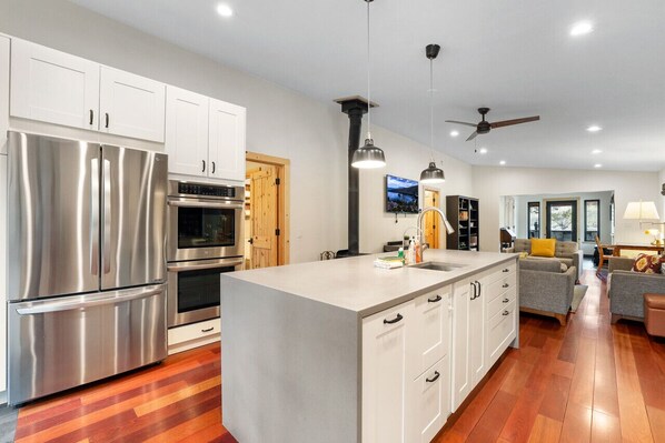 Frigorífico, microondas, horno y placa de cocina