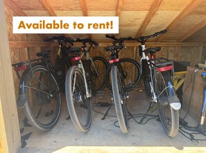 Una estructura de madera con bicicletas disponibles para alquilar.