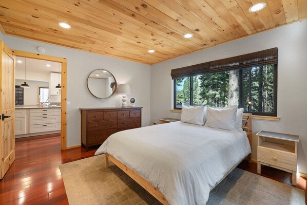 3 عدّة غرف نوم ومكتب وسرير سفر وواي فاي مجانًا