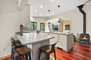 Frigorífico, microondas, horno y placa de cocina