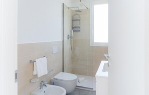 Douche, sèche-cheveux