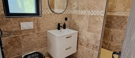 Regadera, toallas, jabón, shampoo