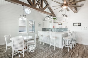 Dining - Over the top construction, beautifully decorated, close to everything Port A has (Port Aransas)