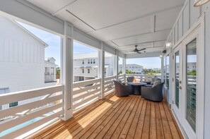 Terrace/patio - Over the top construction, beautifully decorated, close to everything Port A has (Port Aransas)
