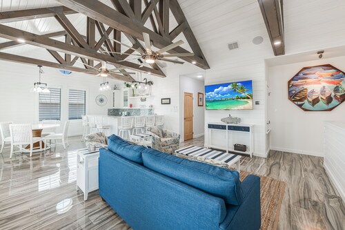 Over the top construction, beautifully decorated, close to everything Port A has