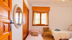 3 Schlafzimmer, Schreibtisch, Bügeleisen/Bügelbrett, Reisekinderbett