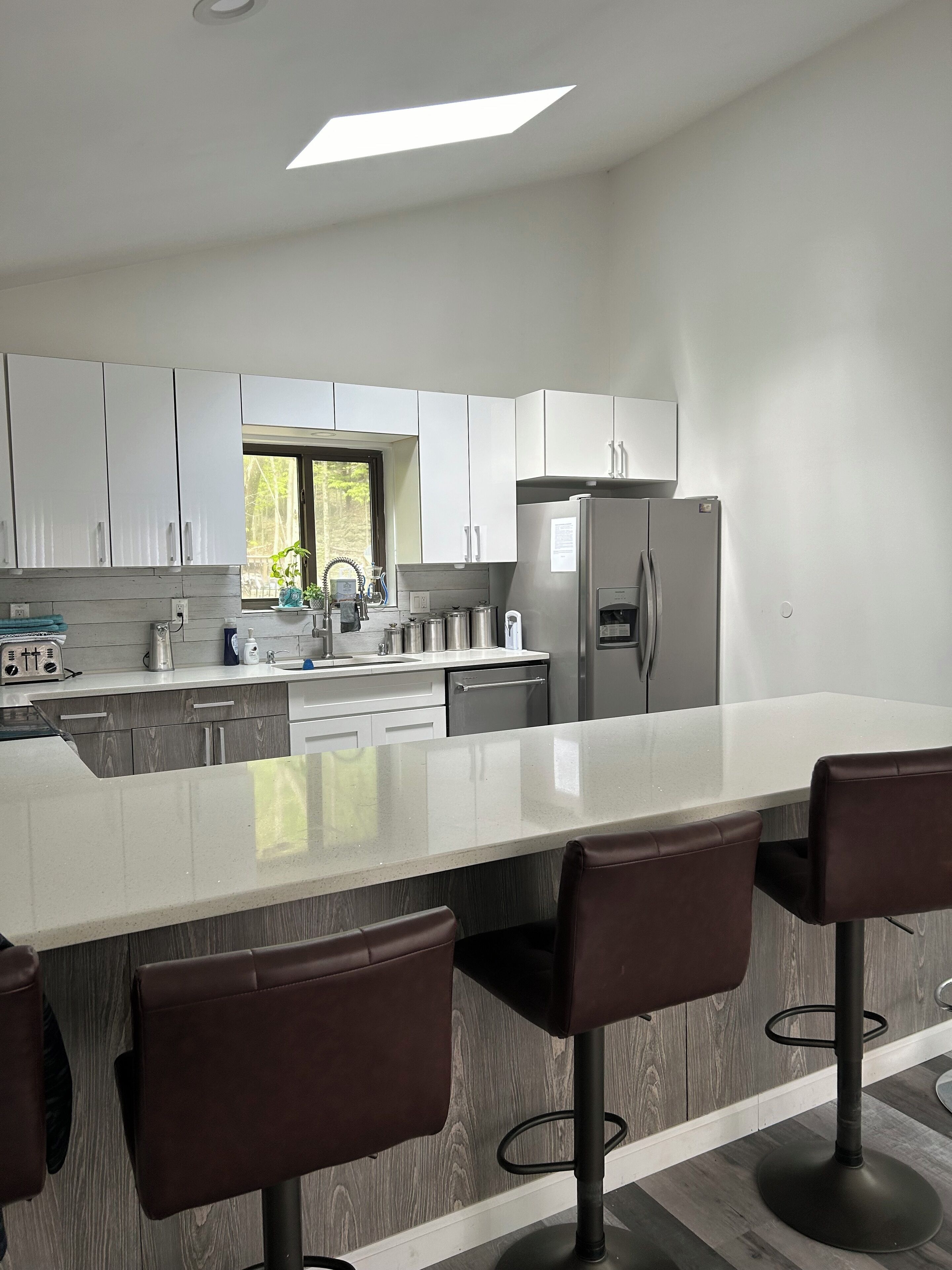 Réfrigérateur, four à micro-ondes, un four, surface de cuisson