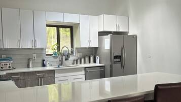 Réfrigérateur, four à micro-ondes, un four, surface de cuisson