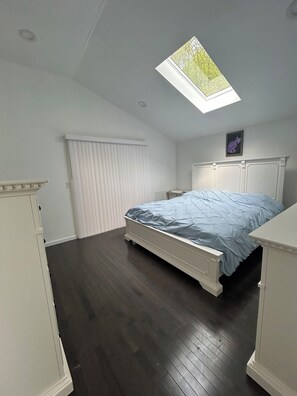 4 bedrooms, WiFi, bed sheets - Home in amenity filled Hideout community with hot tub, fire pit, theater room!  (Lake Ariel)