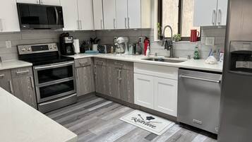 Réfrigérateur, micro-ondes, four, plaque de cuisson