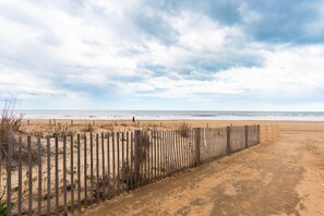 On the beach - 2 Bedroom Oceanfront (Ocean City)