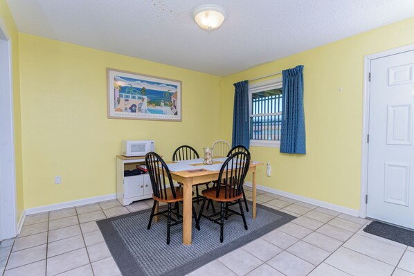Dining - Great 2 Bedroom, 1 bath within walking distance to beach and boardwalk (Ocean City)