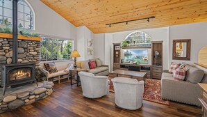 Living area - Pine Cone Lodge-3 bedroom, 2.5 bath home, large backyard, walk to Chambers (Tahoma)
