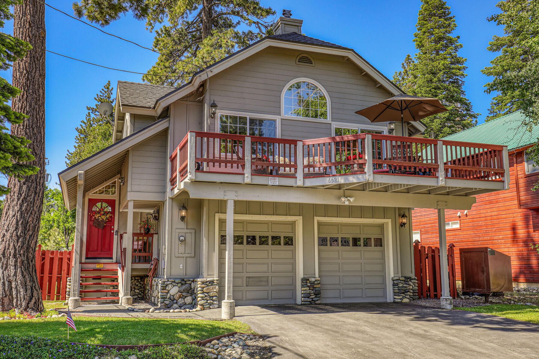 Pine Cone Lodge-3 bedroom, 2.5 bath home, large backyard, walk to Chambers