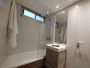 Family Apartment | Bathroom | Shower, towels - Estudio en Palermo Hollywood V (Buenos Aires)