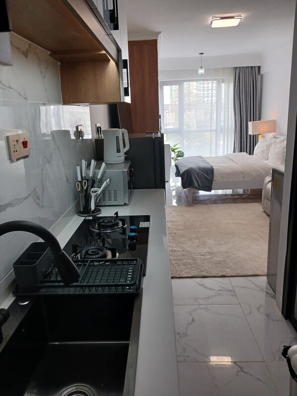 1 bedroom, iron/ironing board, WiFi, bed sheets - Modern Neat Studio flat in Kilimani, Nairobi (Nairobi)
