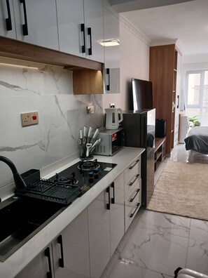 Private kitchen - Modern Neat Studio flat in Kilimani, Nairobi (Nairobi)