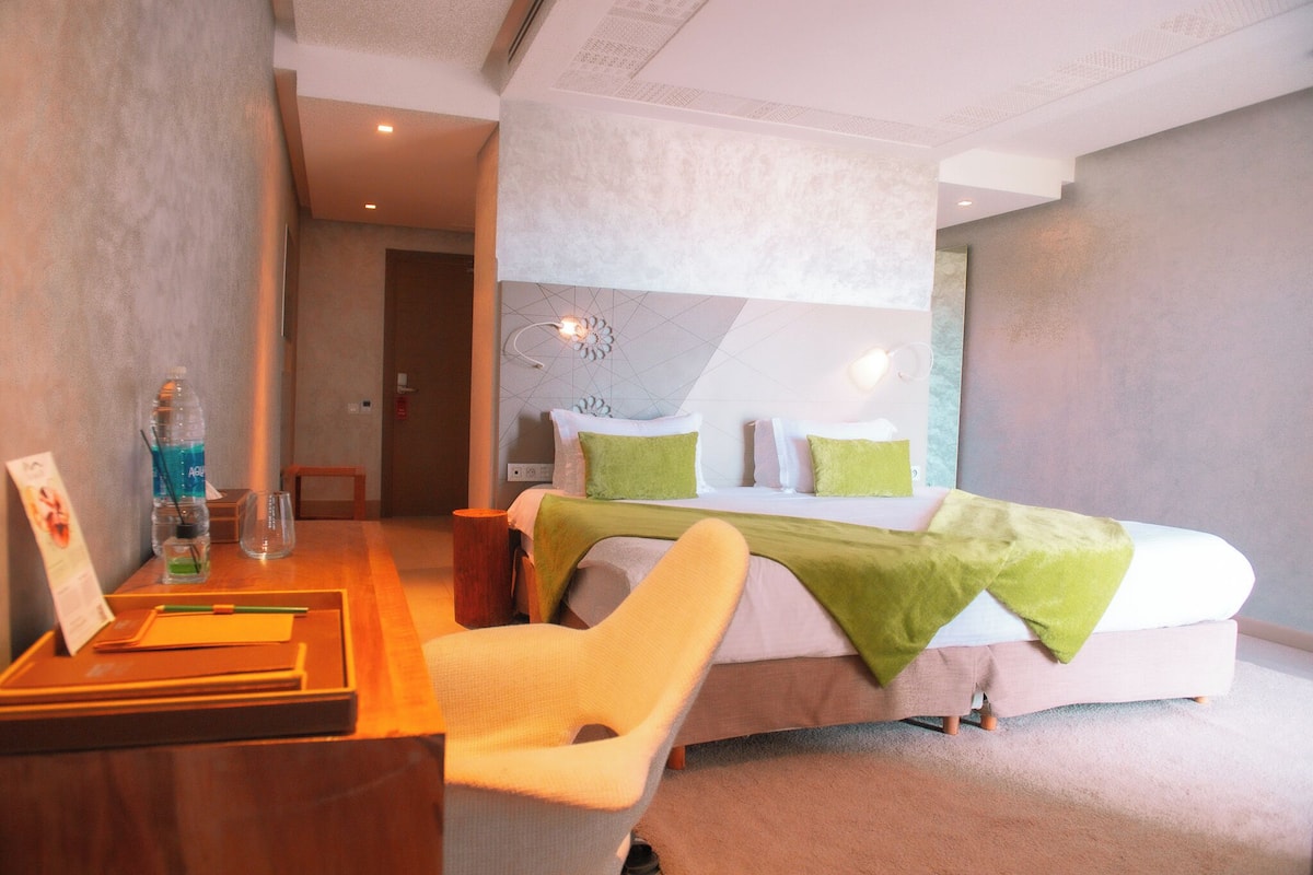 Hochwertige Bettwaren, Minibar, Zimmersafe, Schreibtisch