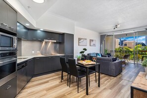 Frigorifero, microonde, forno, piano cottura