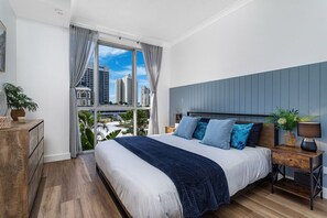 1 quarto, escrivaninha, ferros/tábuas de passar roupa, berço de viagem