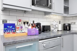 Apartment | Private kitchen | Fridge, microwave, oven, stovetop - Stylish 4-bed Apartment - Parking & Central Links (London)