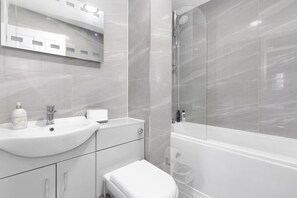 Apartment | Bathroom | Shower, hair dryer, towels - Stylish 4-bed Apartment - Parking & Central Links (London)