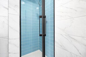 Appartement | Salle de bain | Douche, sĂšche-cheveux, serviettes fournies