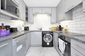 Apartment | Private kitchen | Fridge, microwave, oven, stovetop - Stylish 4-bed Apartment - Parking & Central Links (London)