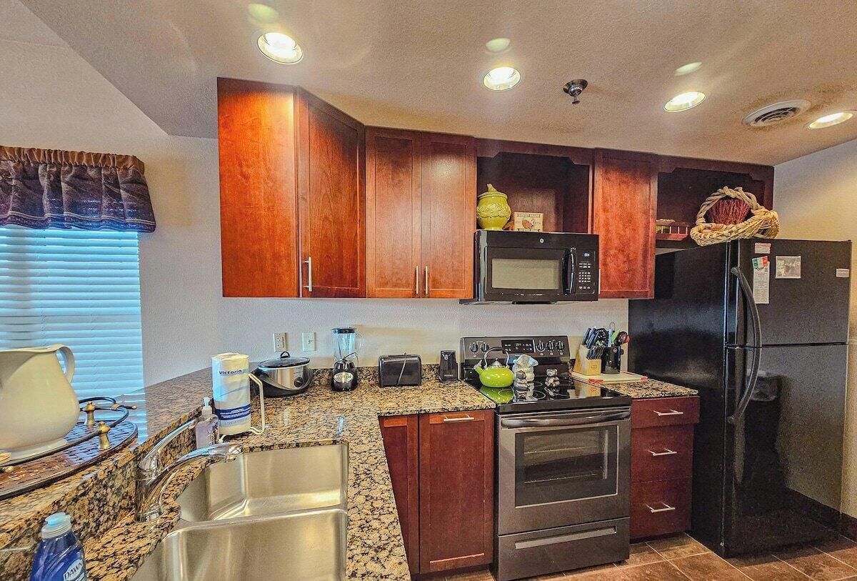 Microondas, parrilla de estufa, lavavajillas y cafetera y tetera 