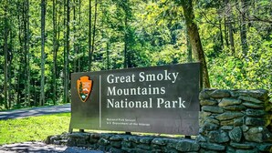 Un panneau indiquant le parc national des Great Smoky Mountains.