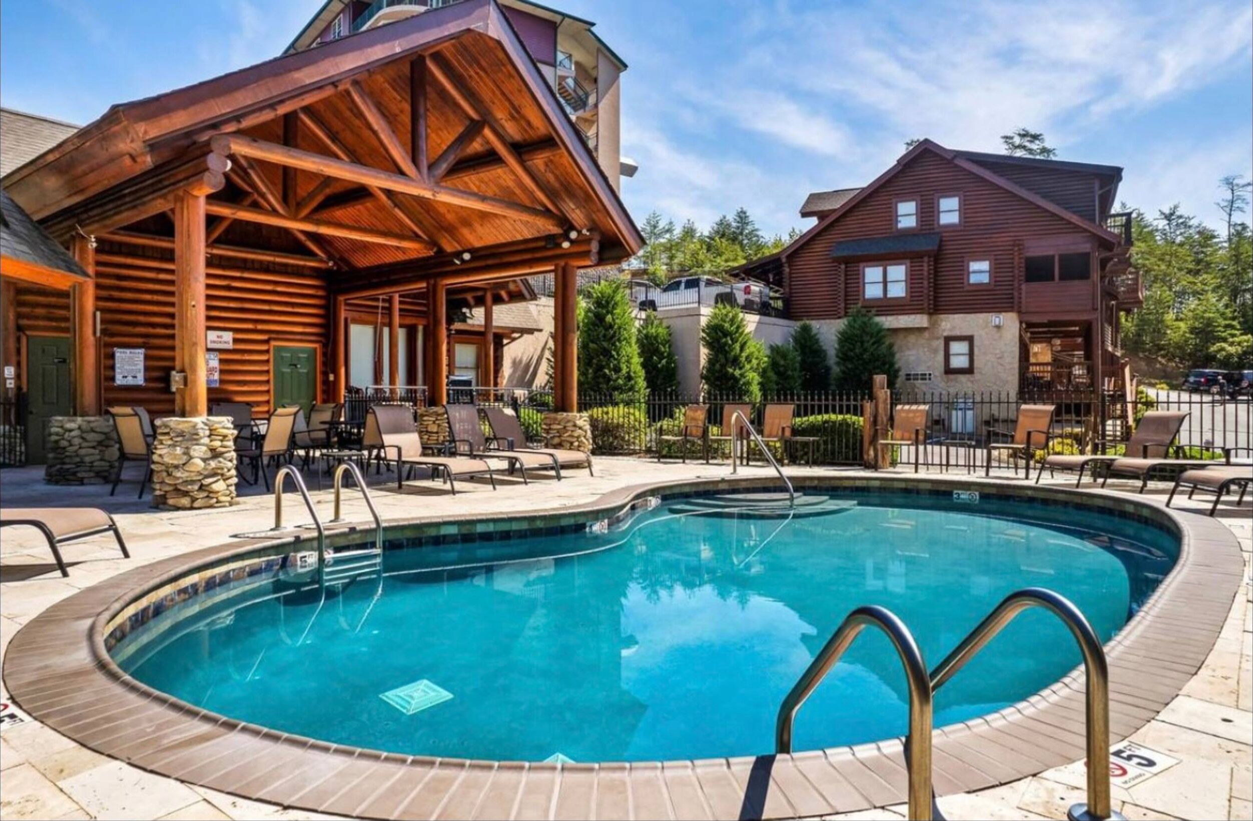 Innendørsbasseng og et oppvarmet basseng