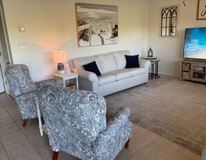 Condo, 2 phòng ngủ | Khu phòng khách