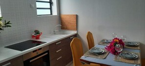 Fridge, microwave, coffee/tea maker, cookware/dishes/utensils - Kaz Papaye (Saint-Pierre)