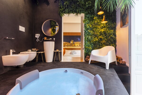 Shower, jetted tub, hair dryer, bidet - Suite with hot tub (Palermo)