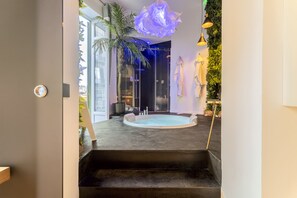 Shower, jetted tub, hair dryer, bidet - Suite with hot tub (Palermo)