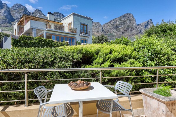 Outdoor dining - 1 Bedroom 1 Bathroom 50sqm Apartment with Mountain Views (Cape Town)
