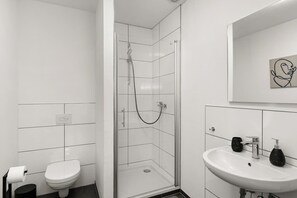 Dusche, Haartrockner, Handtücher, Seife