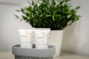 淋浴设施、吹风机、毛巾、肥皂