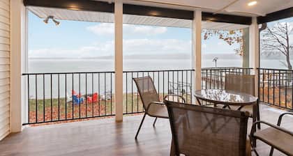 Luxe Lakefront Cabin! Aracdes+Billiards+Minigolf