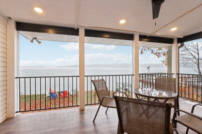 Luxe Lakefront Cabin! Aracdes+Billiards+Minigolf