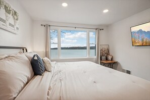 6 bedrooms, desk, iron/ironing board, travel crib