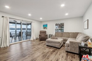 TV connectée, jeux vidéo, lecteur de DVD, baby-foot