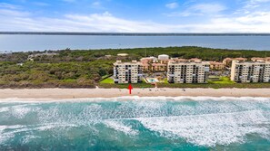 Sulla spiaggia, lettini da mare, teli da spiaggia
